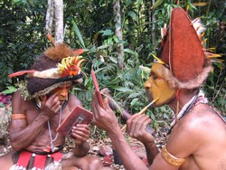 Papua New Guinea – Huli tribe – Tari